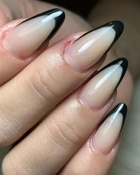 Francesinha preta em unhas almond