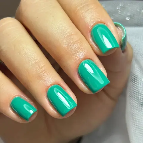 Unhas curtas verde-água