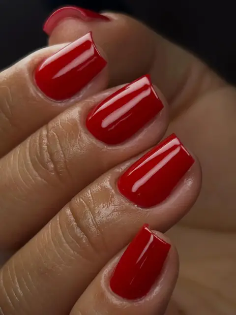 Unhas quadradas vermelhas