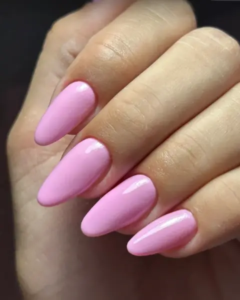 Unhas almond rosa com esmaltação em gel