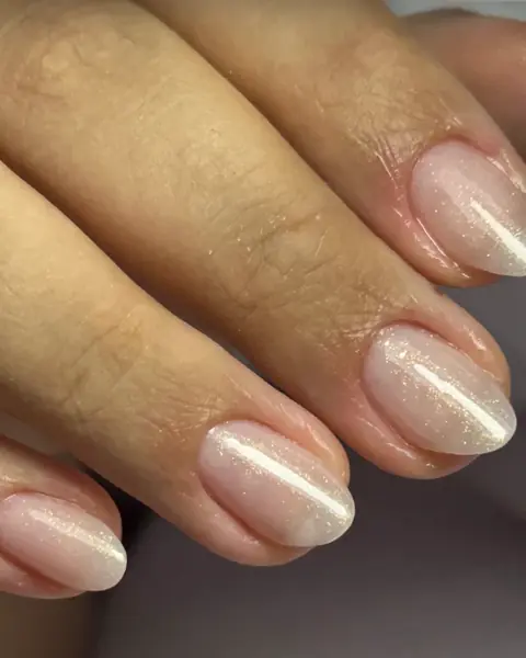 Unhas curtas nude com brilho após manutenção